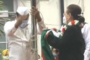 Congress party flag falls down as Sonia Gandhi attempts to unfurl it during foundation day event-WATCH