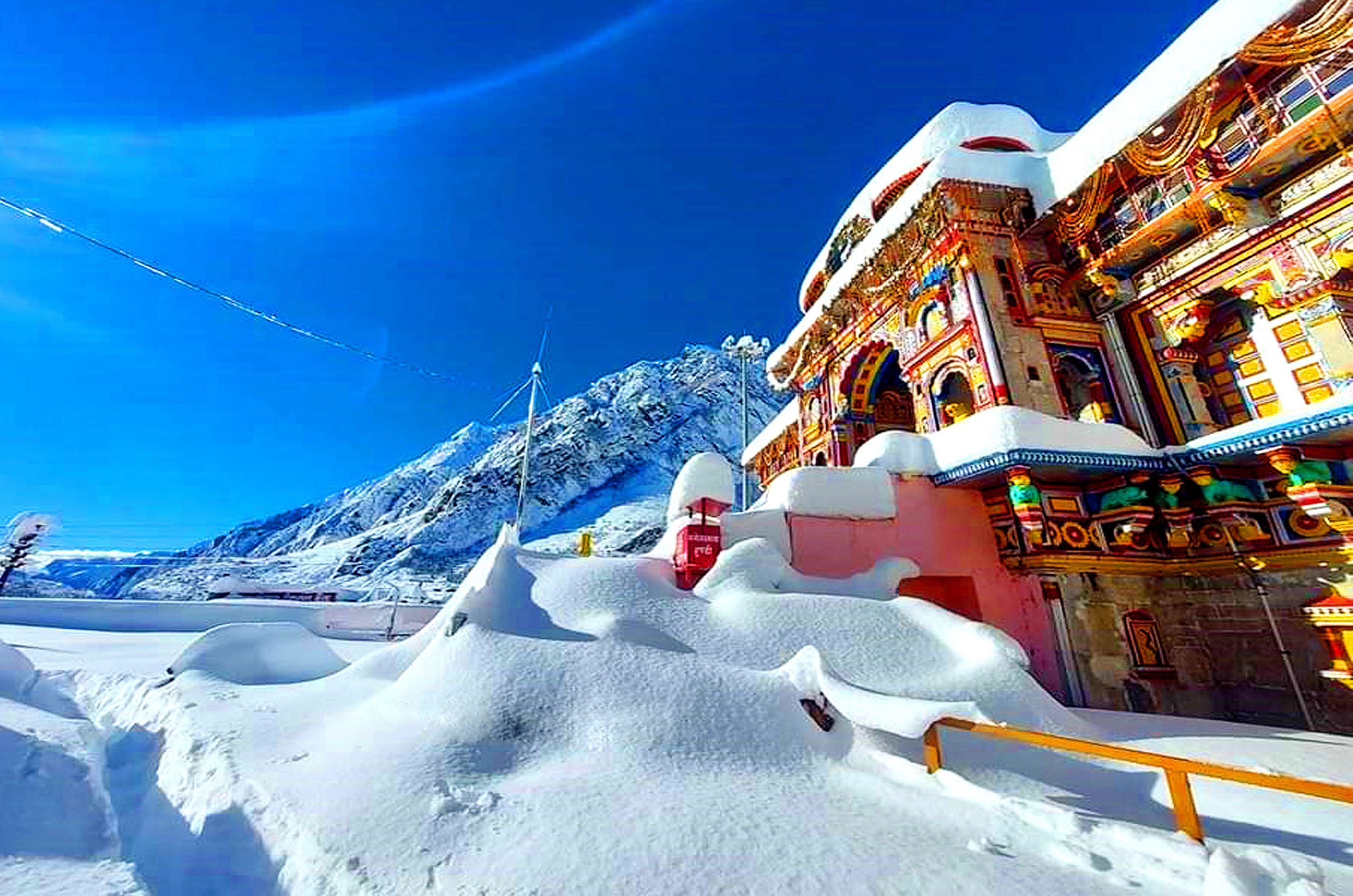 Badrinath Dham covered in a thick blanket of snow; See Pics