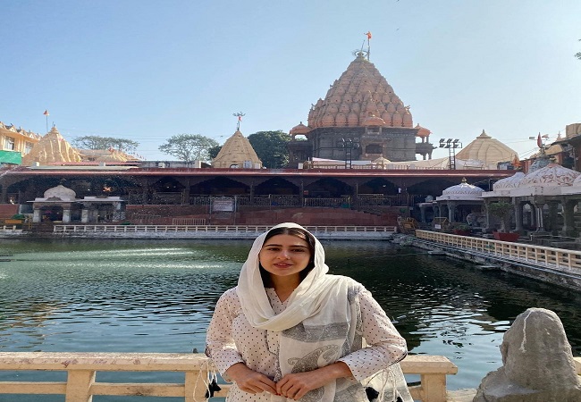 Sara Ali Khan seeks blessings at Mahakaleshwar Jyotirlinga temple [See Pics]