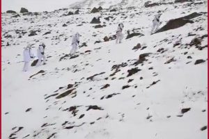 Despite heavy snowfall, Indian soldiers guard borders at 17,000 feet altitude (Video)