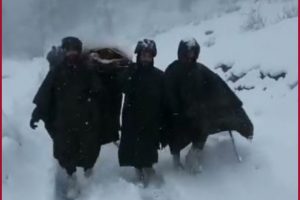 Army helps pregnant woman reach hospital amid heavy snowfall in J-K (VIDEO)