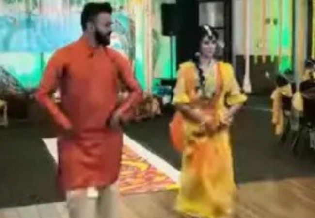 VIRAL VIDEO: Bangadeshi bride and groom dances on Kaahe Chhed Mohe at their Gaye Holud ceremony