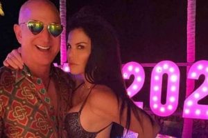 Jeff Bezos welcomes 2022 with ‘crazy disco party’ with his girlfriend; Pics go viral