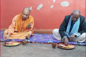 UP CM Yogi Adityanath had ‘khichdi’ with Dalit party worker, his family in Gorakhpur (VIDEO)