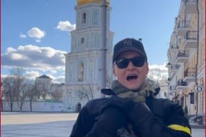 Watch viral Ukraine singer Andriy Khlyvnyuk who sings on empty road in Kyiv