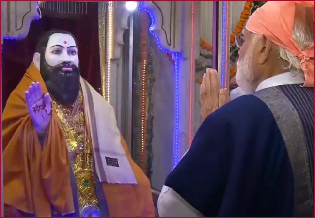 PM Modi offers prayers at Guru Ravidas Vishram Dham Temple at Karol Bagh (VIDEO)