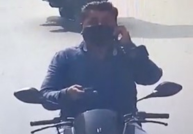 Vadodara man flouts traffic rule, his video of using 2 phones with both hands is viral