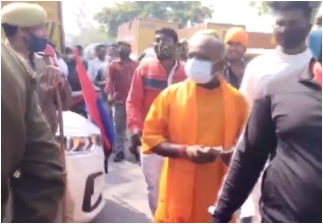 Noida Man dresses like Yogi to cast vote; people take selfie with CM’s look-alike