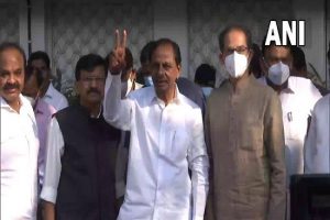 After meeting Maharashtra CM, KCR says Centre must change policies or it will suffer