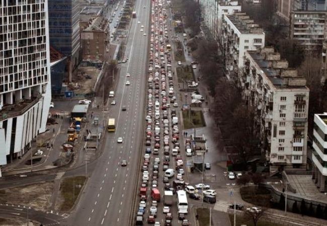 Mass exodus of Kiev: Huge crowd of people rush to border as Ukraine crisis worsen [WATCH]