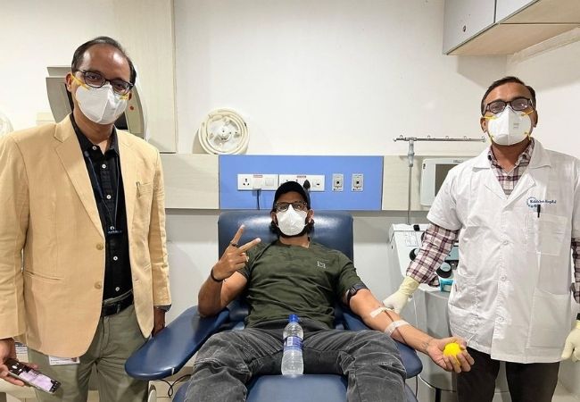 Hrithik Roshan donates his ‘rare type’ of blood; father Rakesh Roshan says ‘Proud of you’