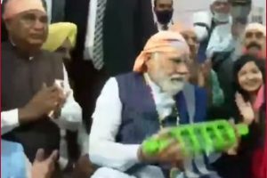Ravidas Jayanti: PM Modi participates in ‘Shabad Kirtan’ in the temple (VIDEO)