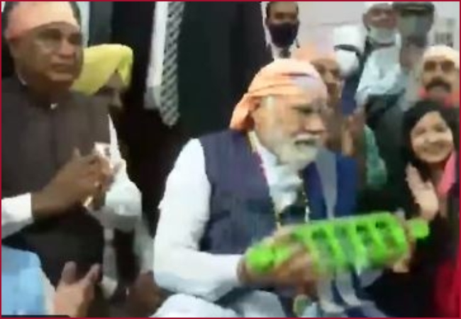 Ravidas Jayanti: PM Modi participates in ‘Shabad Kirtan’ in the temple (VIDEO)