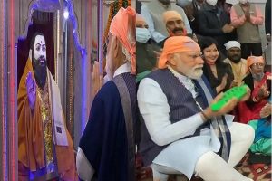 “People’s Prime Minister” says Netizens, as PM Modi offers prayers to dalit icon Guru Ravidas, sits in ‘Shabad Kirtan’