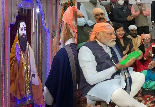 People&#39;s Prime Minister&quot; says Netizens, as PM Modi offers prayers to dalit  icon Guru Ravidas, sits in &#39;Shabad Kirtan&#39;