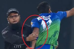 PSL: Umpire Aleem Dar’s tries to stop Pakistan Pacer from Celebrating wicket-WATCH