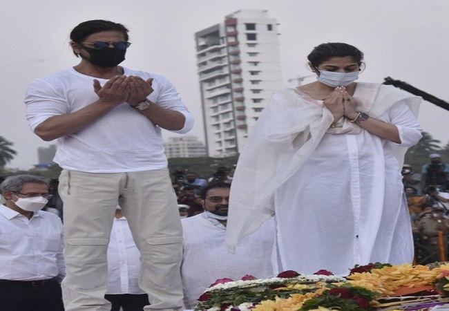 Is it Gauri Khan who accompanied SRK to Lata Mangeshkar’s funeral? Know the truth behind viral pic