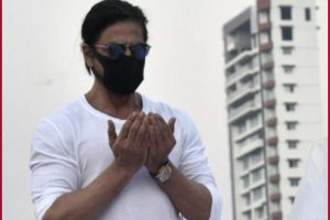 SRK raises his hands in dua at Lata Mangeshkar’s funeral; netizens call it ‘a picture of secular India’