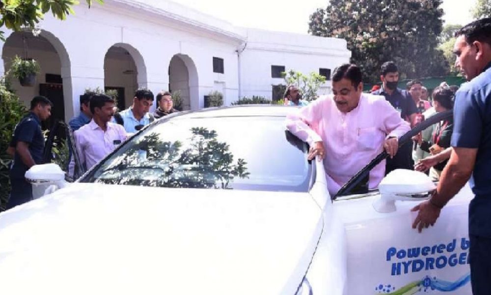 Transport Minister Nitin Gadkari arrives in Parliament in hydrogen car, nation’s 1st of its kind vehicle (VIDEO)