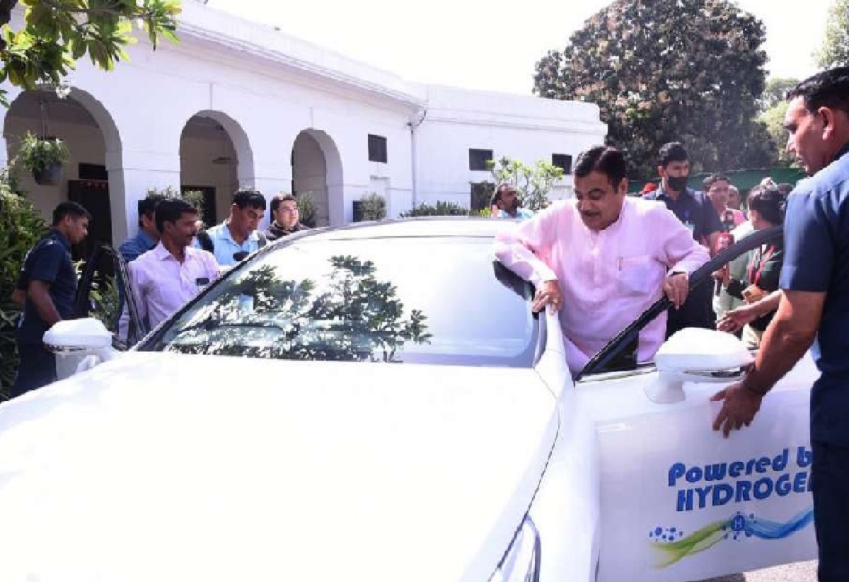 Transport Minister Nitin Gadkari arrives in Parliament in hydrogen car, nation’s 1st of its kind vehicle (VIDEO)