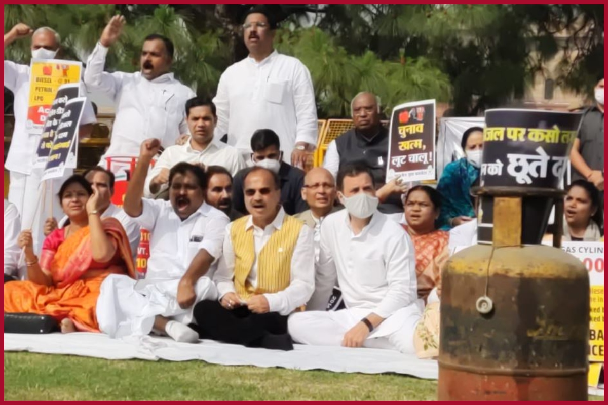 Congress MPs led by Rahul Gandhi stage protest at Vijay Chowk against fuel price hike