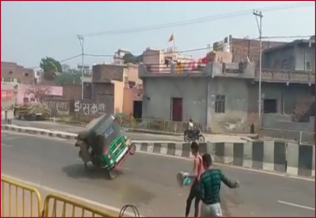 Speeding autorickshaw overturns as locals throw water balloons at three-wheeler in UP’s Baghpat