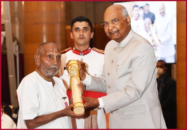 125-yr-old yoga guru Swami Sivananda receives Padma Shri award (VIDEO)