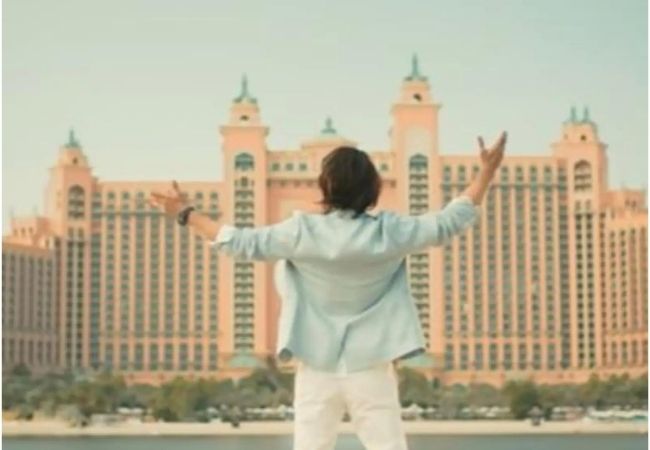 Shah Rukh Khan back with his signature pose, fans react to his new VIDEO on Dubai tourism