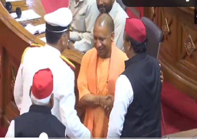 After fight in poll arena, bonhomie in Assembly: Yogi, Akhilesh shake hands, smile (VIDEO)