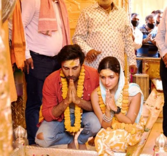 Alia Bhatt-Ranbir Kapoor visit Kashi Vishwanath temple post Brahmastra wrap