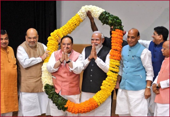 PM Modi gets Nadda garlanded first at Parliamentary party meeting, shows organisational supremacy (Video)