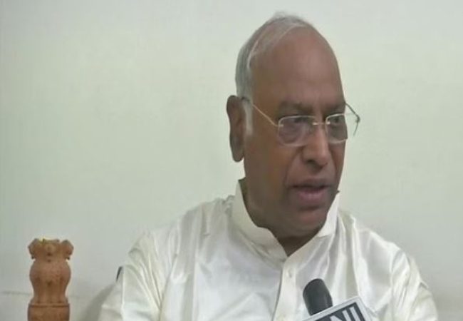Kharge rebuts Azad’s claim of Congress also dividing people