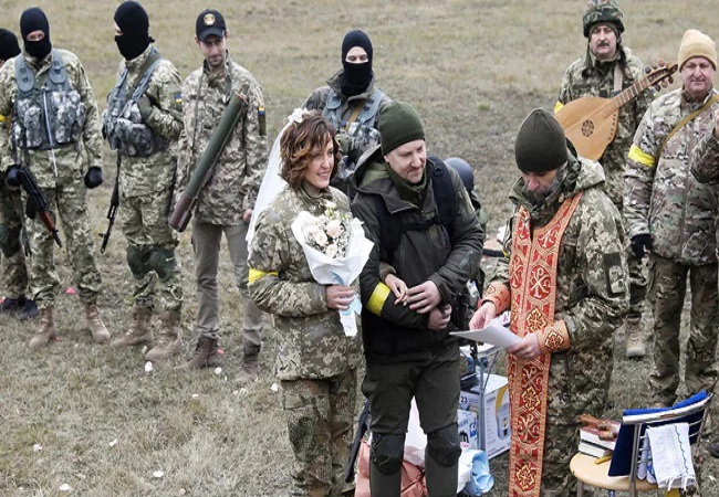 Ukraine War: Soldiers get married on battlefield, VIRAL VIDEO is winning hearts on Internet