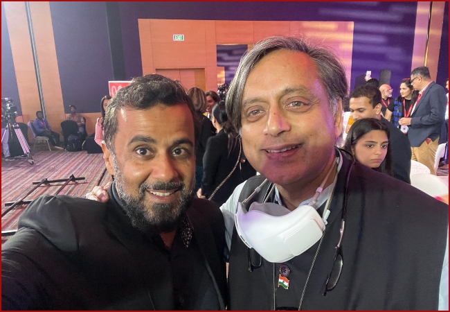 Shashi Tharoor replies to Chetan Bhagat’s ‘Two kinds of English’ tweet, Netizens came up with witty responses too