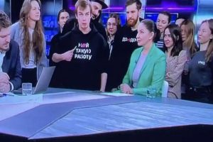 VIDEO: Entire staff of Russian news channel resigns on live TV, plays ‘Swan Lake’ as they walks out