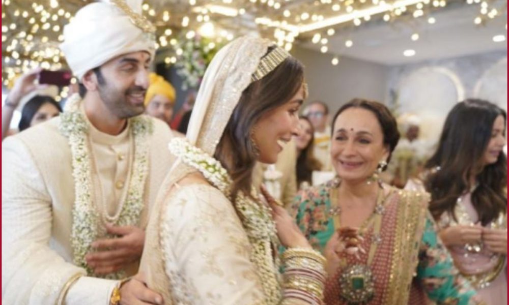 “Mud ke na Dekho dilbaro”: Soni Razdan shares dreamy picture of her ‘heartbeats’ Ranbir Kapoor, Alia Bhatt from their wedding ceremony
