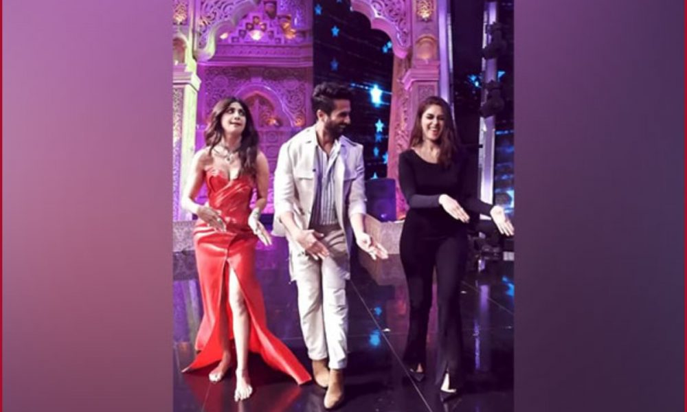 Shilpa Shetty grooves to ‘Tu Mere Agal Bagal Hai’ with Shahid Kapoor, Mrunal Thakur