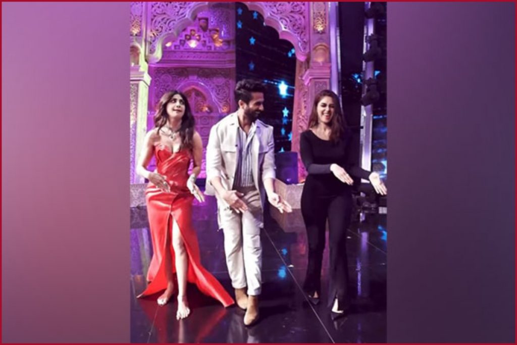 Shilpa Shetty grooves to 'Tu Mere Agal Bagal Hai' with Shahid Kapoor, Mrunal Thakur