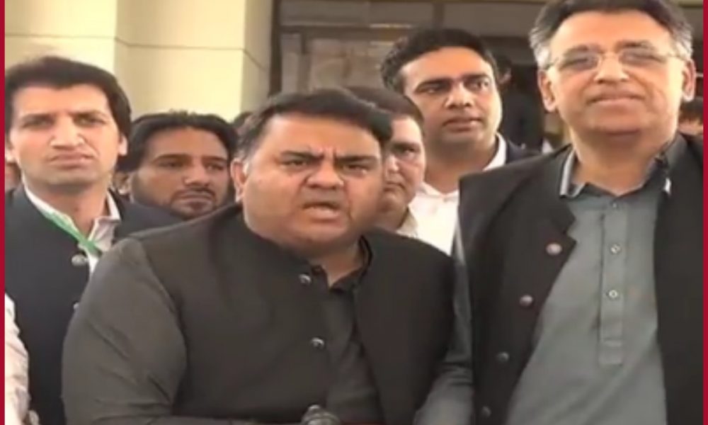 Pakistan crisis: Imran Khan’s aides & journalists in heated debate outside Supreme Court (VIDEO)