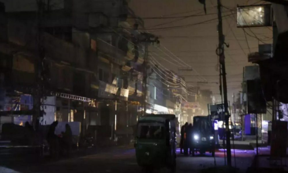 Power crisis deepens in Pakistan, houses facing outages; situation unlikely to change soon