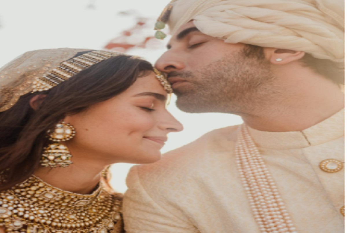WATCH: Ranbir Kapoor, Alia Bhatt get wedding photoshoot done on terrace of their apartment post wedding