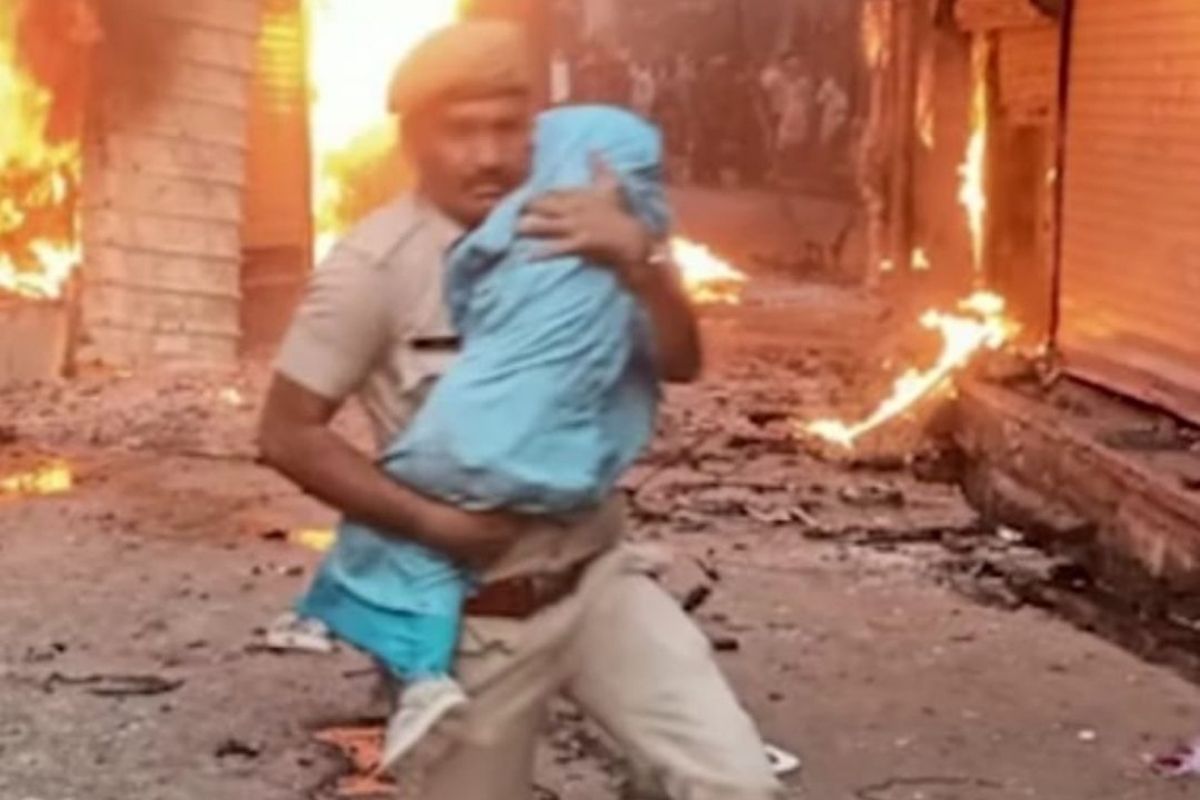 Karauli constable saving infant from fire goes viral, Twitter lauds his valour