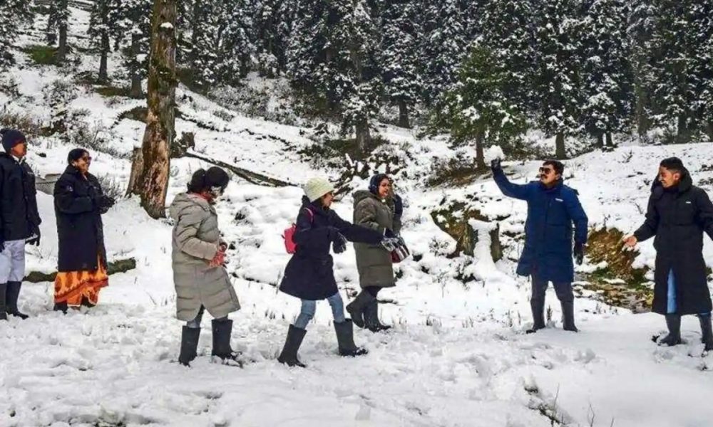 Kashmir witnesses over 1.8L tourists in March for the first time in decade