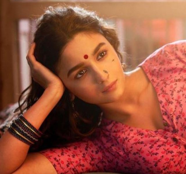 Alia Bhatt’s simple traditional looks with striking bindi