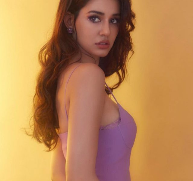 Disha Patani flaunt cruves in short lilac dress