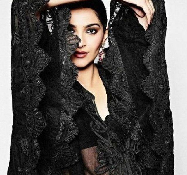 Soon-to-be-mom Sonam Kapoor and her baby bump
