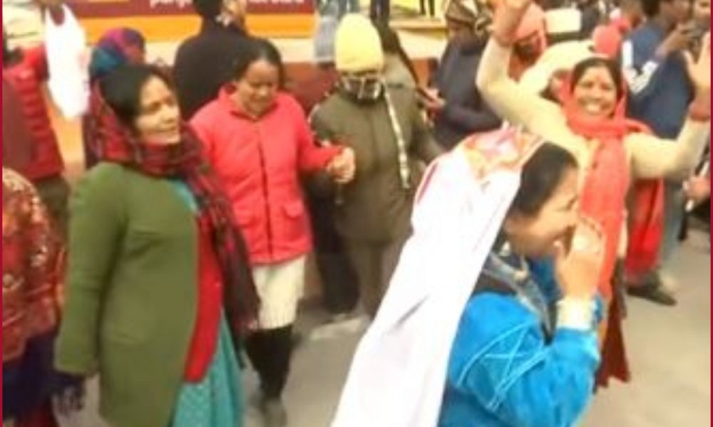 Devotees throng Badrinath Temple amid opening day rituals (VIDEO)