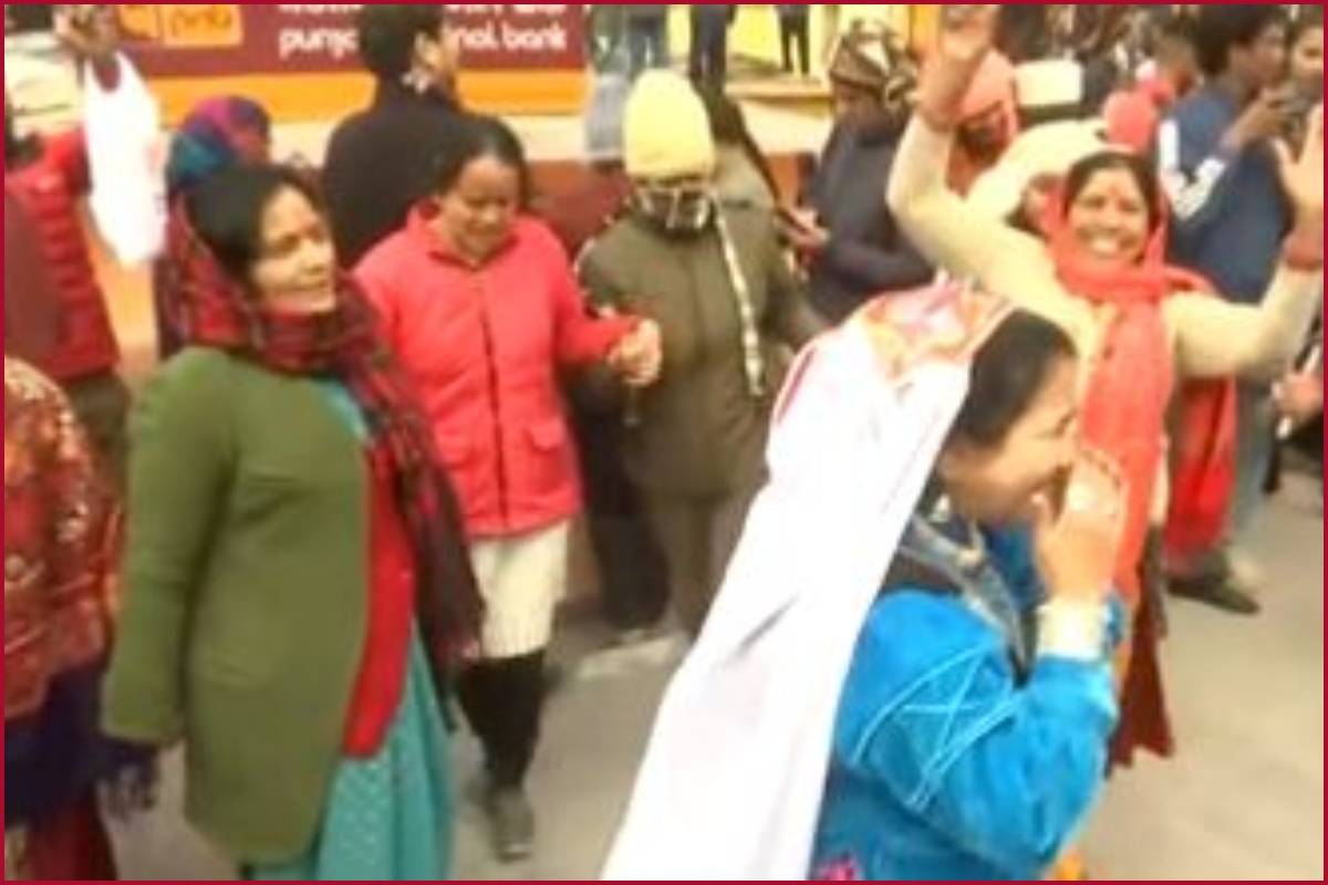 Devotees throng Badrinath Temple amid opening day rituals (VIDEO)