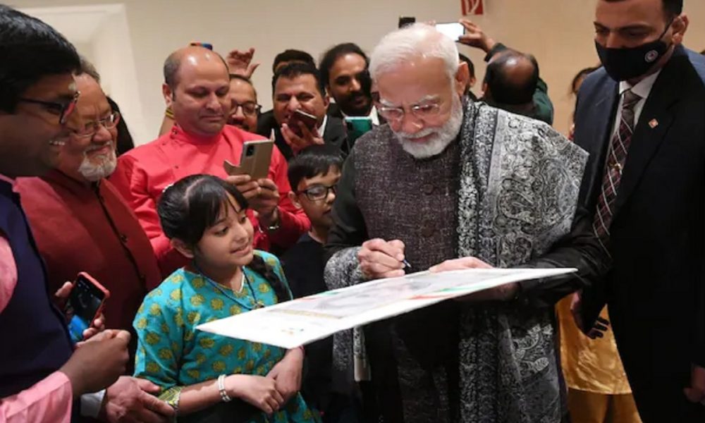 In Berlin, little girl sketches painting of PM Modi, takes his autograph.. Watch VIDEO