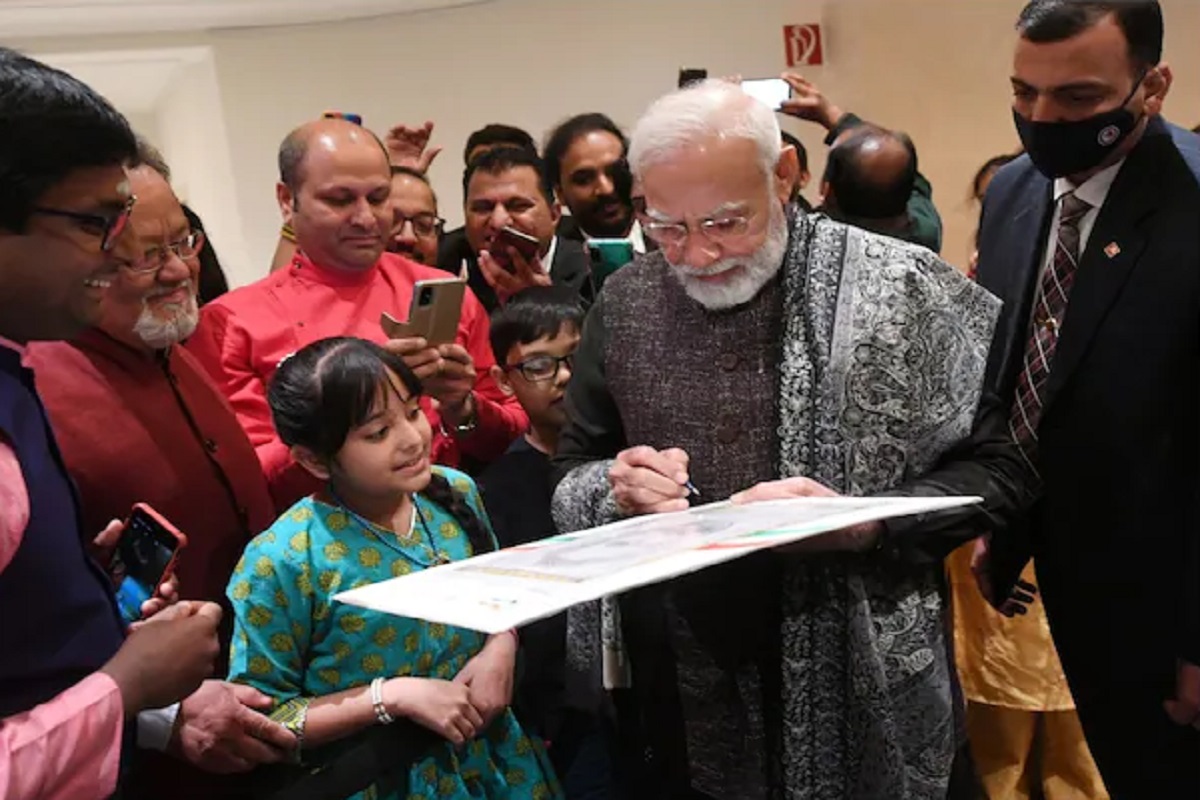 In Berlin, little girl sketches painting of PM Modi, takes his autograph.. Watch VIDEO